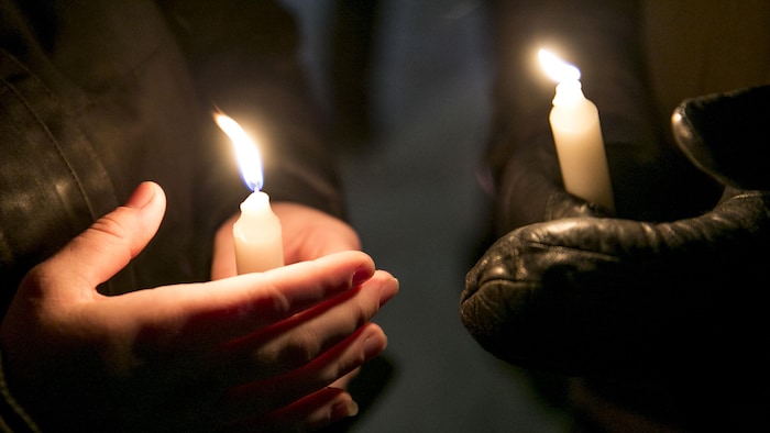 Des milliers de personnes se sont rassemblées après l'attentat à la grande mosquée de Québec.