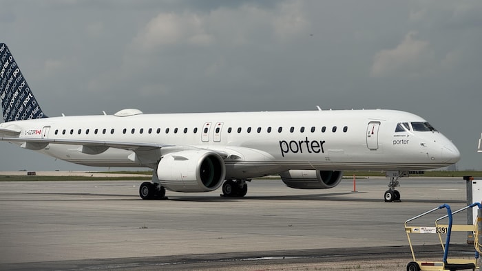 Un avion de la compagnie Porter Airlines sur le tarmac d'un aéroport.