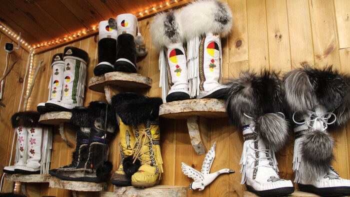 Des bottes traditionnelles exposées dans un magasin.