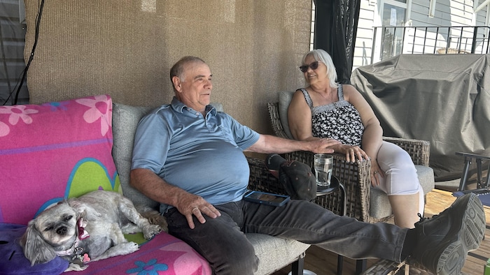Un chien, un homme et une femme sur un patio.