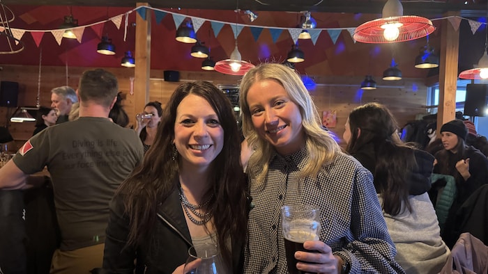 Deux femmes se tiennent en souriant à l'objectif, dans la micro-brasserie Le Malbord.