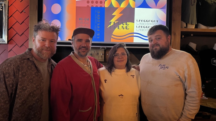 En groupe, devant l'objectif,  Yanik Élément, Alexis Poirier, Marika Rioux,  et Sébastien Fournier sont souriants.