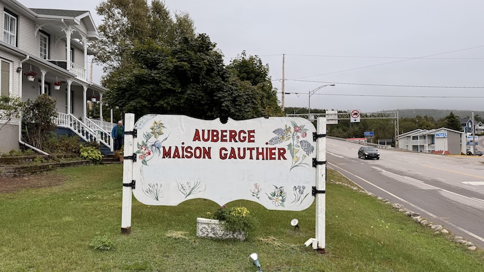 L'affiche de la maison Gauthier près de la route 138.