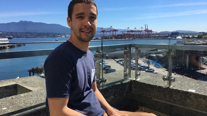 Un jeune homme profite du beau temps au centre-ville de Vancouver.