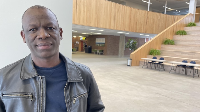 Aubin Lamme dans l’atrium de l’Université Laurentienne.
