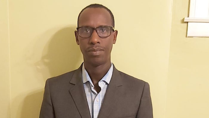 Audace Ndayishimiye en constume sans cravate avec des lunettes