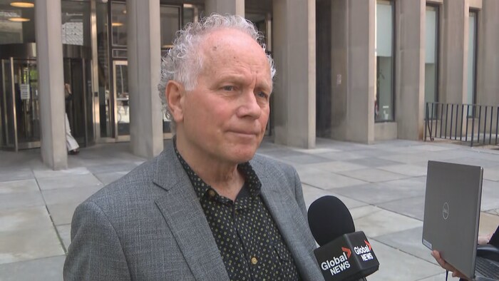 Bryan Scholes à l’extérieur du tribunal.