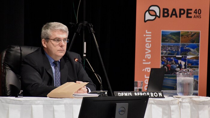 Denis Bergeron lors des audiences sur le projet Énergie Saguenay.