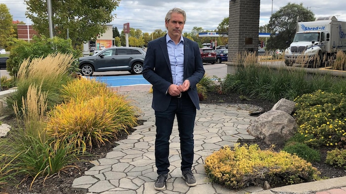 Patrick Bonin à l'extérieur de l'hôtel Le Montagnais.