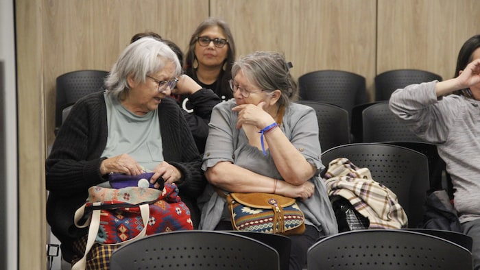 Des femmes assises dans une salle.