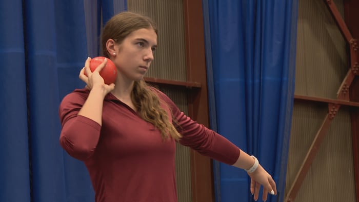 Audrée LeBlanc avant un lancer de poids.