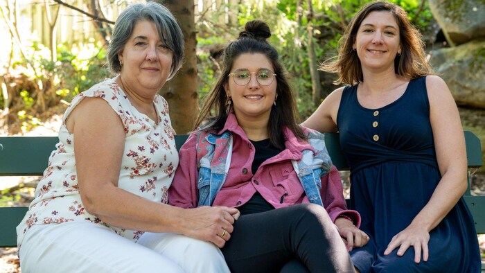 Trois femmes en extérieur sur un banc.