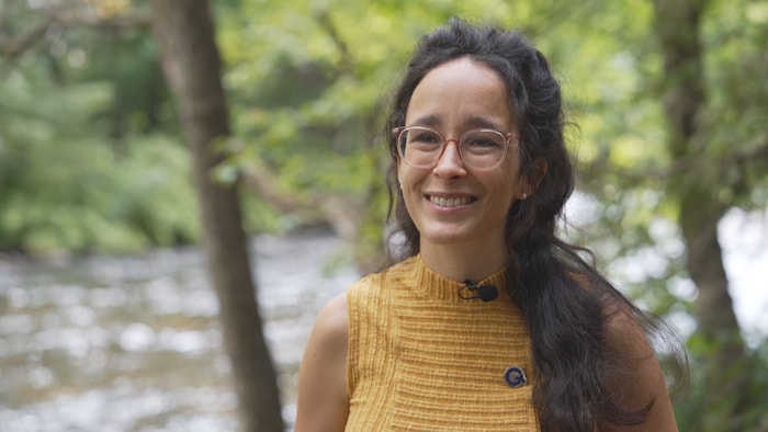 La candidate du PQ Audrey Bujold dans le parc Rivière-du-Nord.