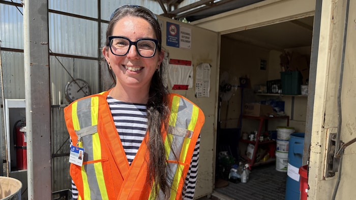 Une femme dans un écocentre.