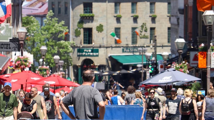 Des piétons sur la rue Saint-Jean en été.