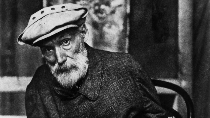 Photo en noir et blanc d'un vieil homme portant une barbe blanche.