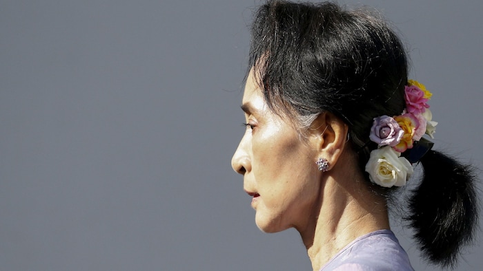 Aung San Suu Kyi de profil.