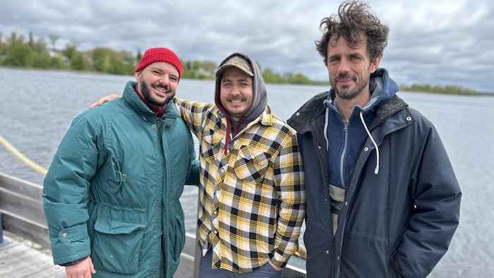 Xavier Thevenot, Hector Valet et Ikram Elkhoumsi devant le lac Osisko