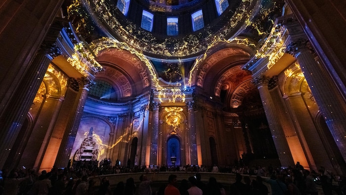 L'intérieur d'une église illuminée.