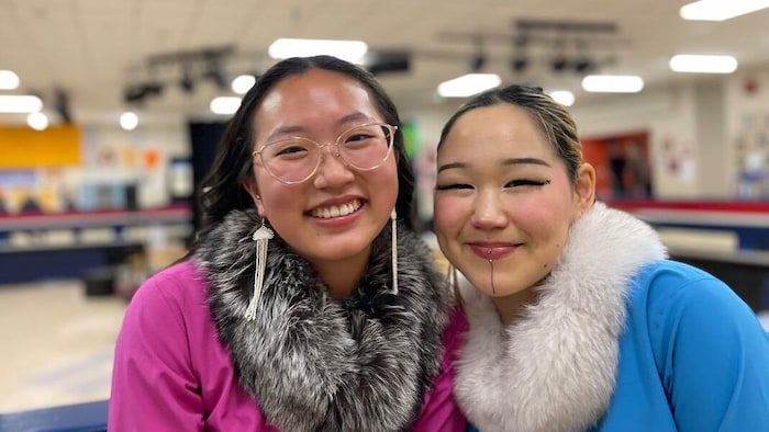 Aura Kwon et Miria Quassa regardent vers l'appareil photo.