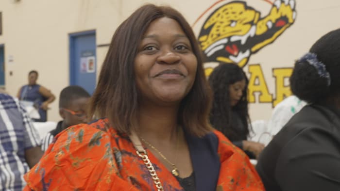Aurelie Kameni assise dans l'assemblée.