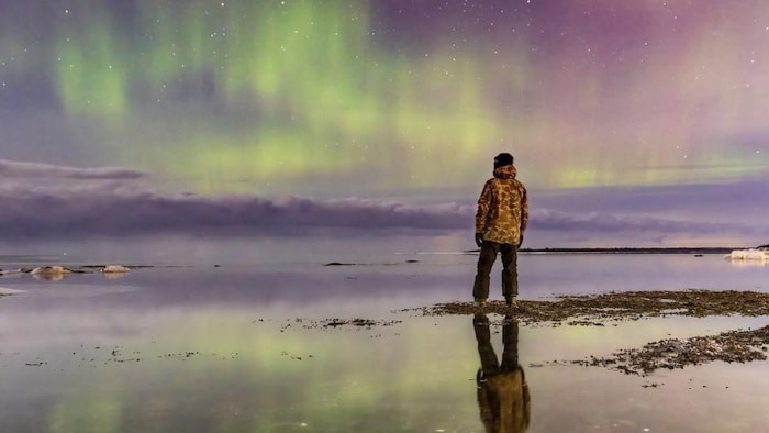 Le photographe Jean-Christophe Lemay observe les aurores boréales.