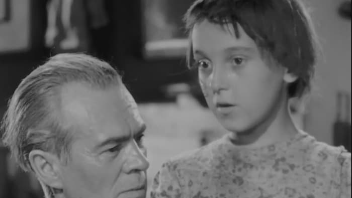 Image du film où le personnage d'Aurore, joué par Yvonne Laflamme enfant, est à côté d'un homme.