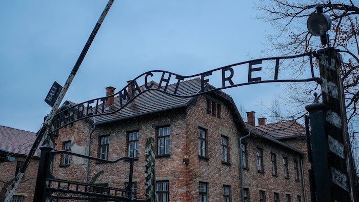 La porte principale du camp d'Auschwitz-Birkenau.