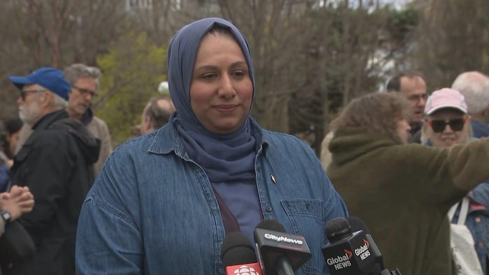 Ausma Malik répond aux questions des journalistes.