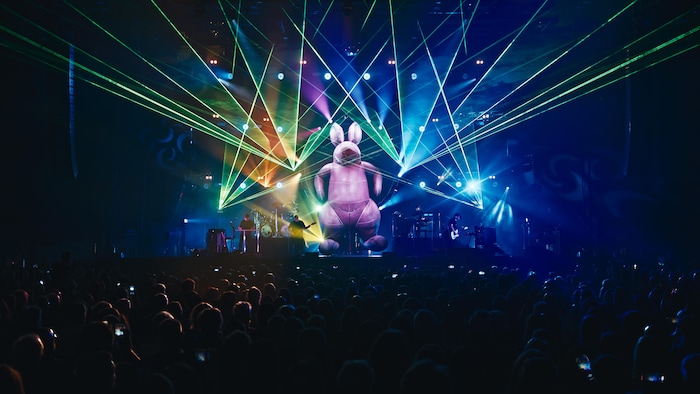 Une foule massée devant une scène durant le spectacle du groupe The Australian Pink Floyd Show.