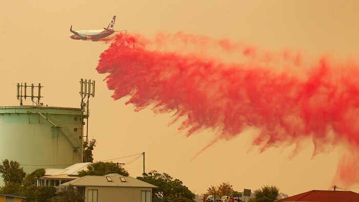 Un avion déverse un produit pour limiter un incendie à Harrington.