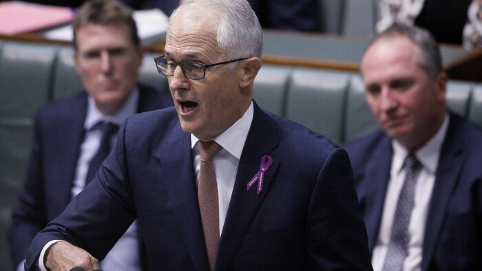 Malcolm Turnbull parle devant un micro au Parlement australien.