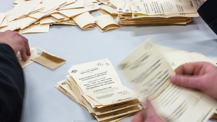 Un centre de comptage des votes le 14 octobre 2023 à Melbourne, en Australie.