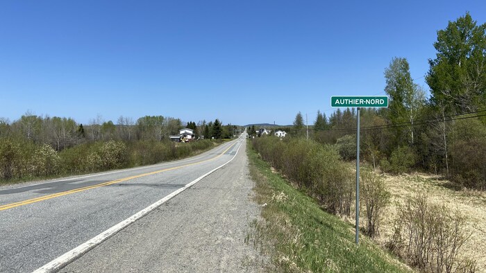 Une petite affiche, au bord de la route, indiquant que l'on arrive à Authier-Nord.