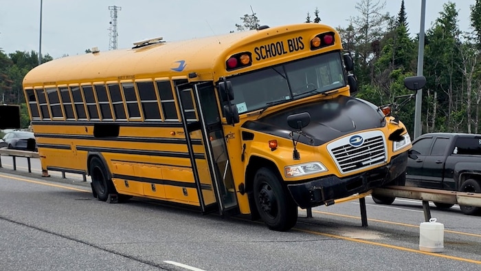 L'autobus scolaire percuté dans la collision s'est retrouvé coincé sur la barrière médiane de la route 11 à Oro-Medonte, le 5 juillet 2026.