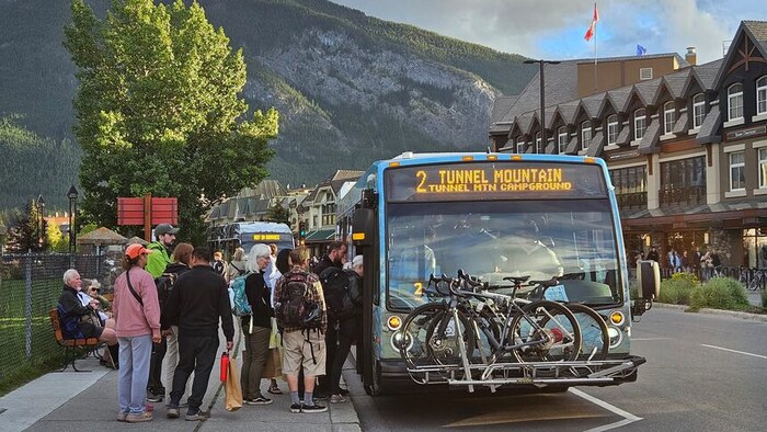Des gens qui entrent dans un autobus à Banff.