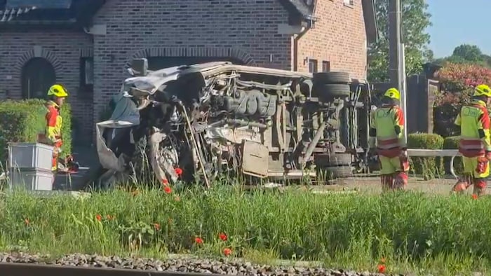 Une capture d'écran d'un autobus renversé sur le côté.