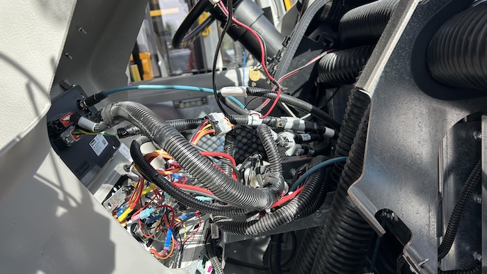 Un autobus de Lion Électrique en réparation chez autobus Maheux. 