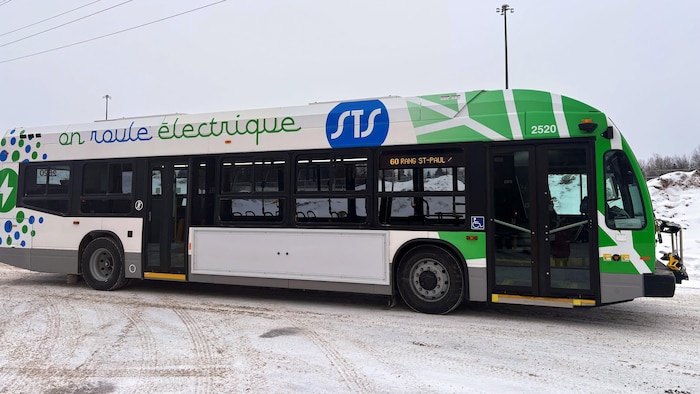 Un autobus électrique en hiver.