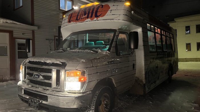 L'autobus de l'organisme est occupé en tout temps par deux intervenants.