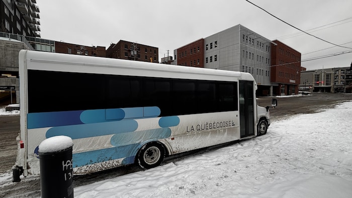 Un petit autobus. 