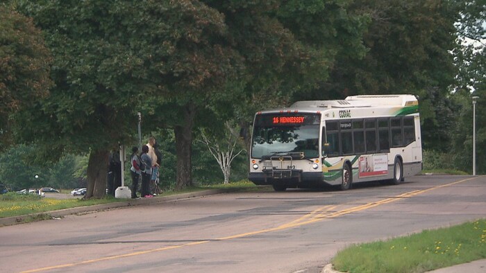 Des étudiants attendent l'autobus sur le campus universitaire de Moncton le 1er septembre 2023.
