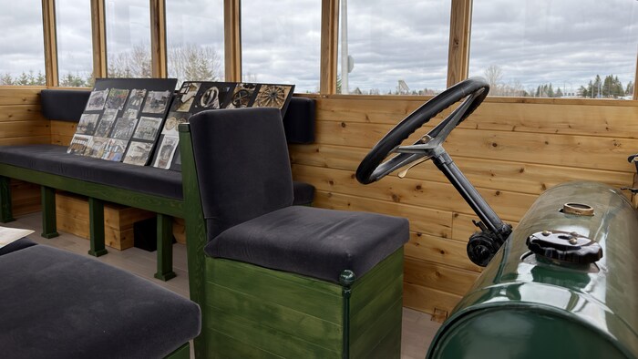 L'intérieur de la réplique du premier autobus Prevost, en bois.