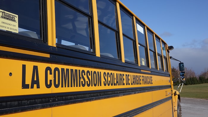 Un autobus scolaire de la Commission scolaire de langue française de l'Île-du-Prince-Édouard