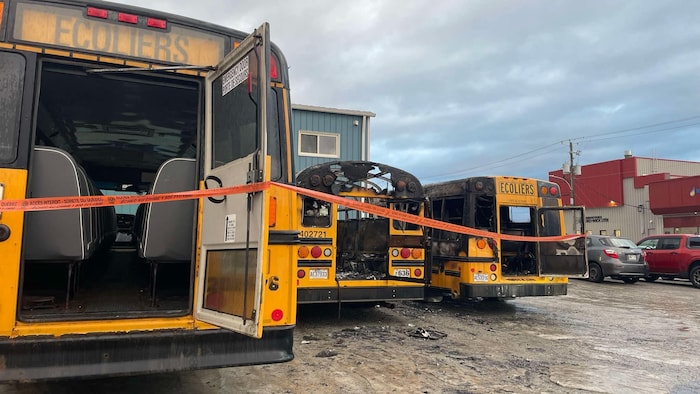 Autobus scolaires incendiés : les élèves auront du transport pour le retour  à la maison | Radio-Canada