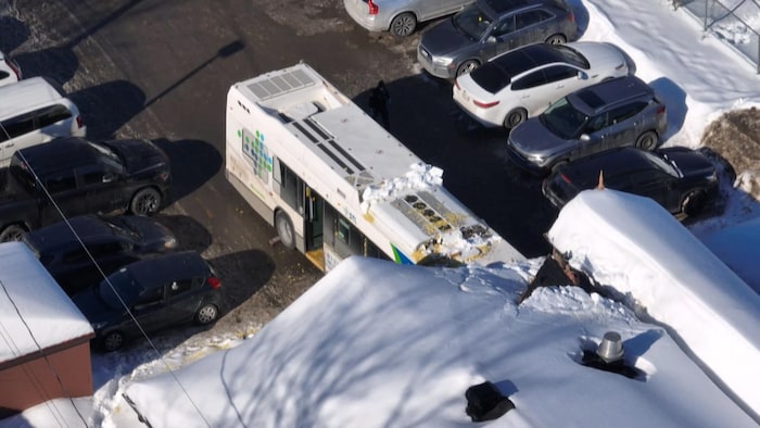 Un autobus encastré dans un bâtiment.