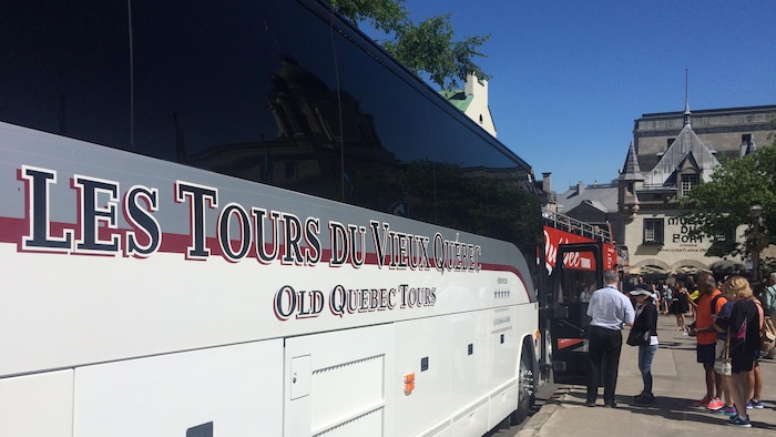 Un autobus touristique stationné dans le Vieux-Québec