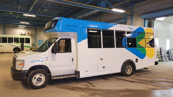 Un minibus est stationné dans un garage.