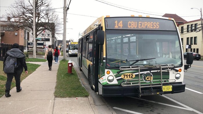 Un autobus vide stationné au bord de la route.