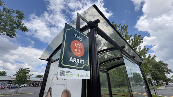 Un arrêt d'autobus.